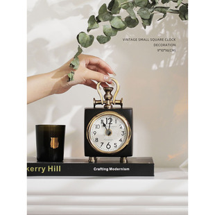 迷屿家居客厅书房装饰轻奢高级感进口金属铝小方钟座钟桌面摆件
