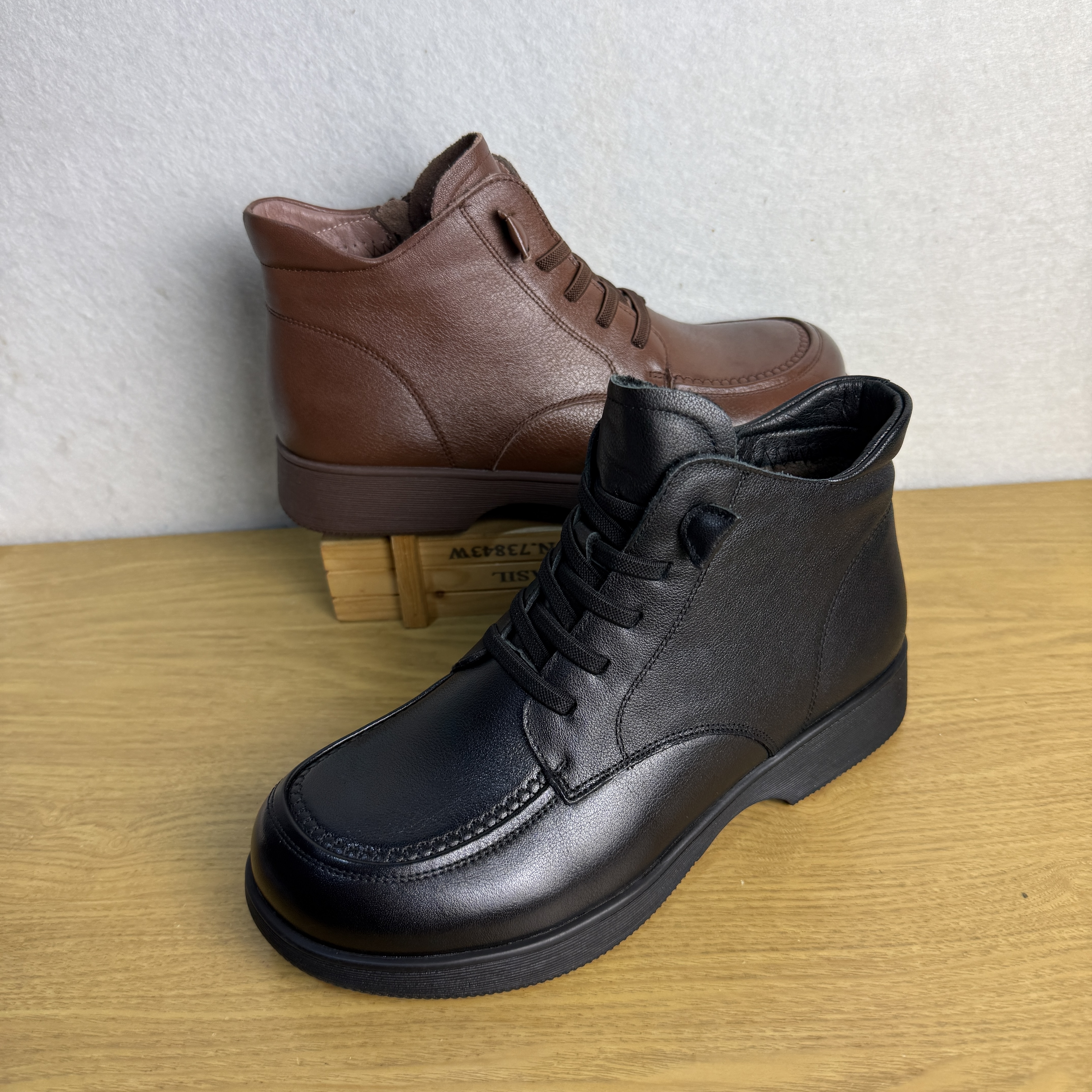 外贸2025年冬季头层牛皮厚底加绒保暖女短靴真皮英伦风系带厚底靴