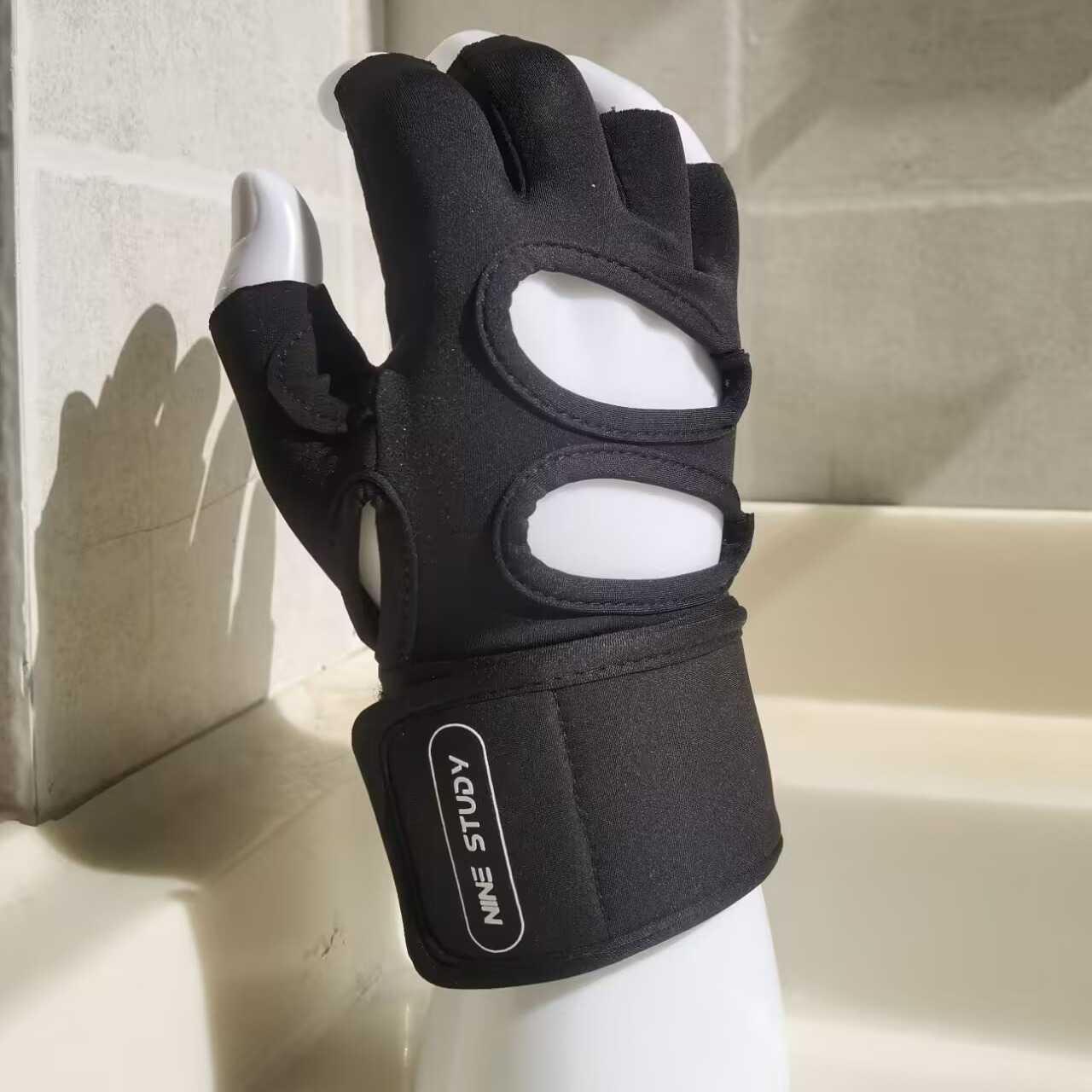 现货举重健身手套透气防滑护腕运