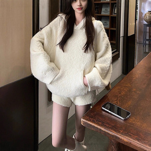 白色慵懒风软糯温柔套装女秋冬季连帽套头毛衣针织高腰短裤两件套