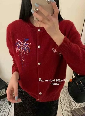 2025早春款韩系新年红针织开衫女百搭减龄烟花刺绣浣熊绒毛衣外套