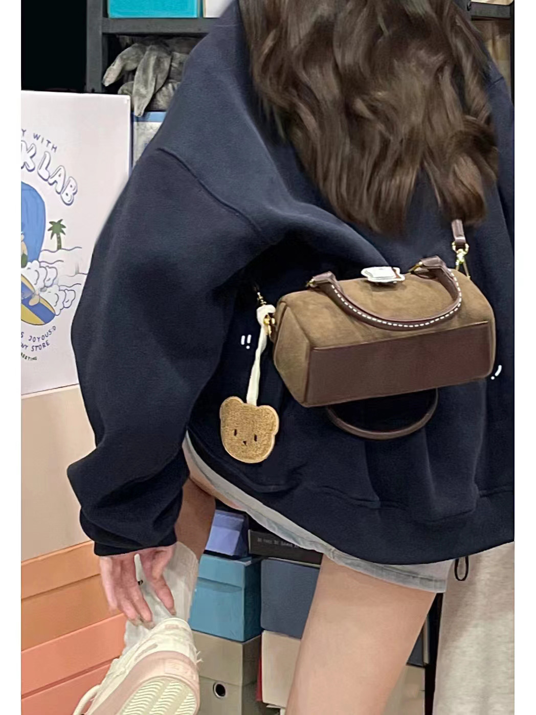 包包女2024新款复古绒面斜跨圆筒