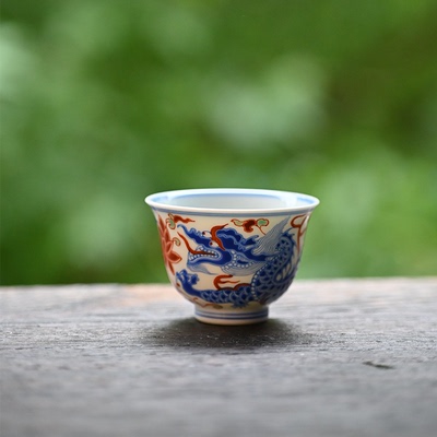景德镇手绘红绿彩蓝龙纹品茗杯