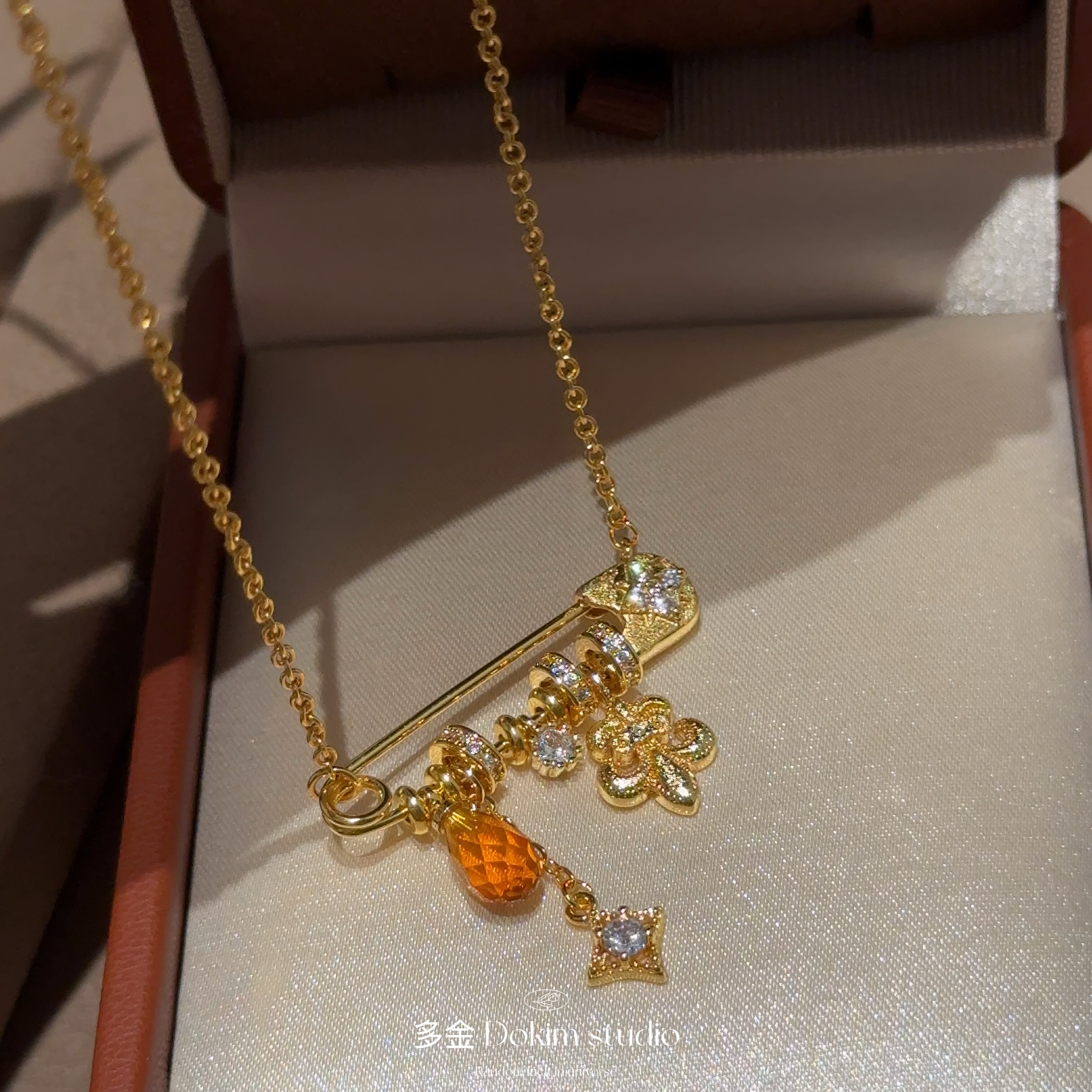 超级精致别针项链黄钻高碳钻复古百搭锁骨链爆款拉丝鸢尾花六芒星