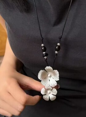 辣妹银色繁花拉丝复古黑色编绳项链女小众设计高级感花朵毛衣链潮