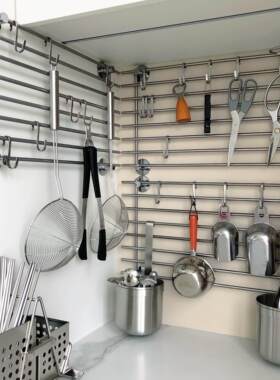 厨房挂在墙上的置物架不锈钢免打孔挂钩厨具刀具收纳省空间多功能