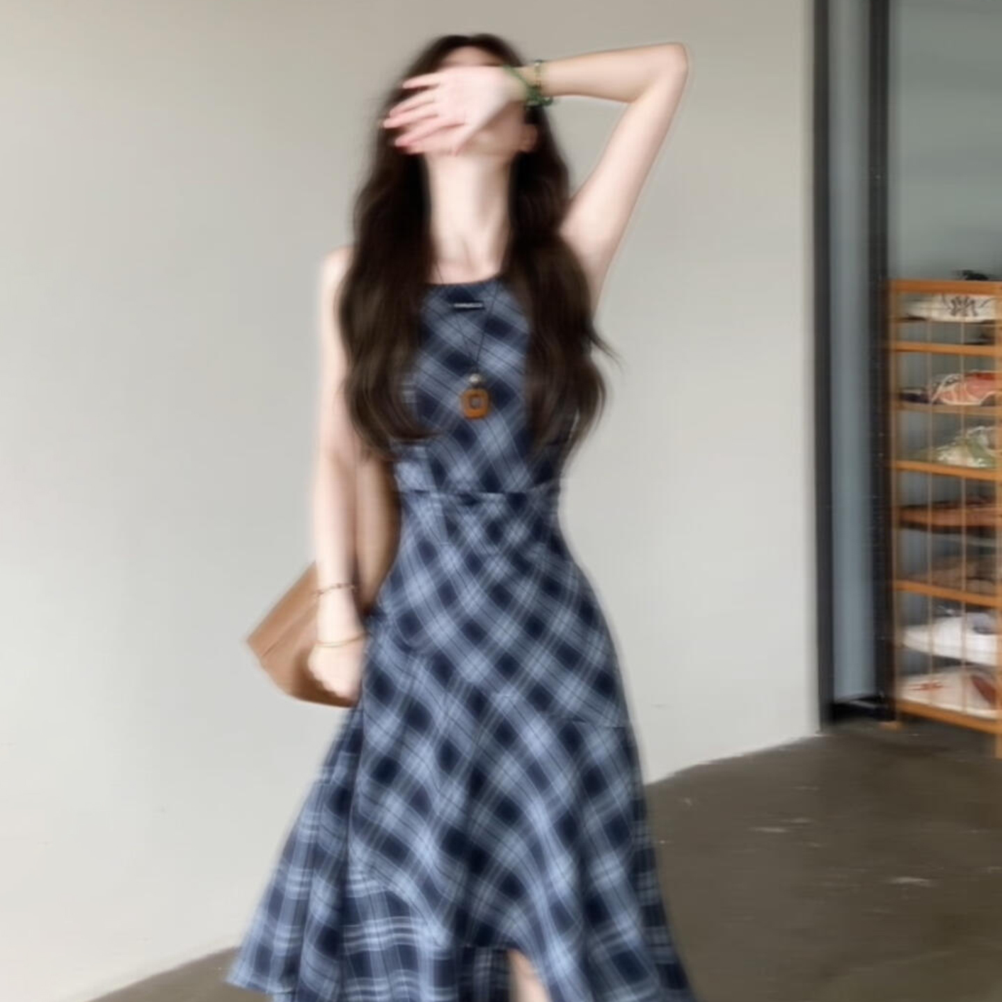 2024新款法式气质无袖背心格子连衣裙子女夏季高级感别致绝美长裙