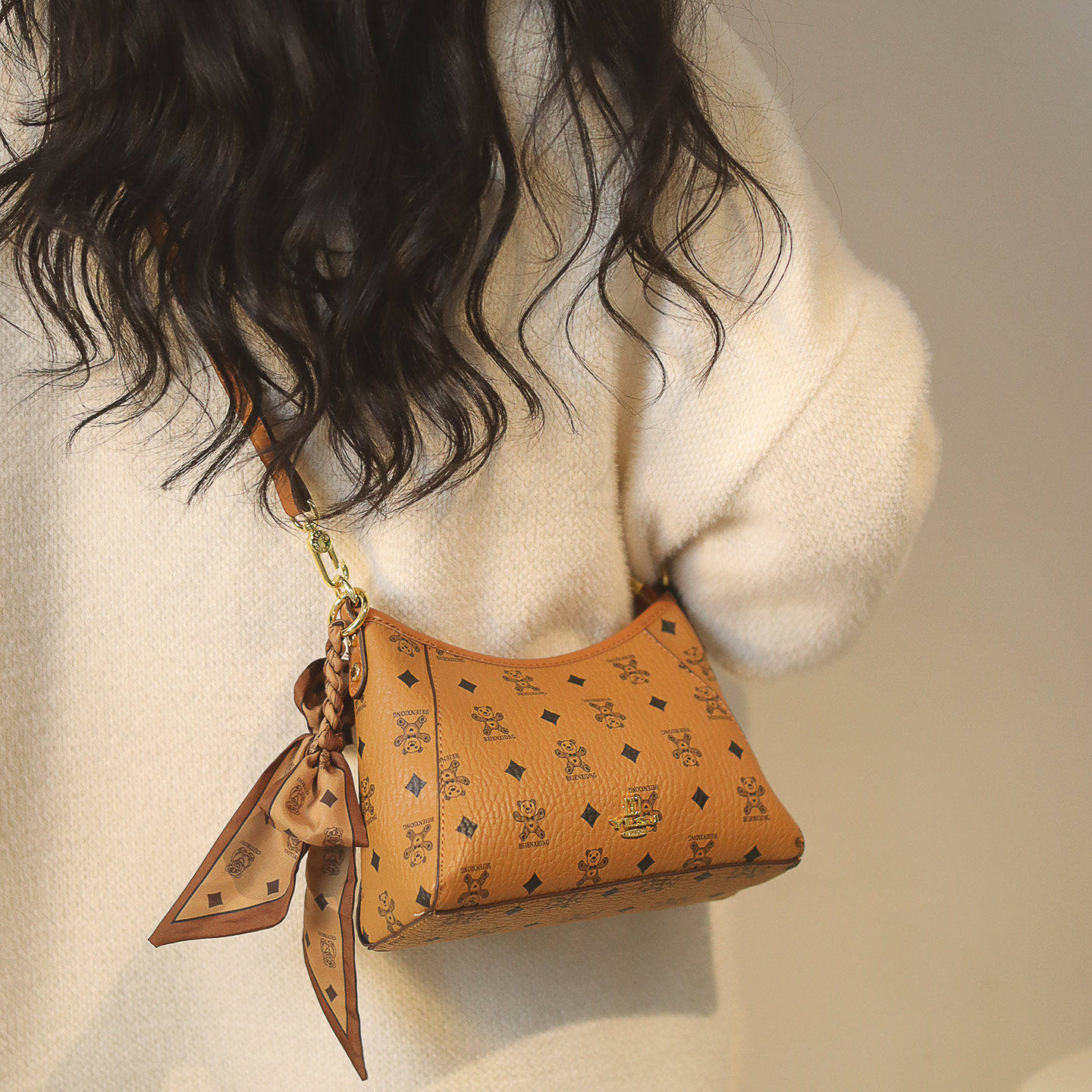 欧洲站超好看斜挎小包包女式2025新款冬印花轻奢高级感小众棕色单