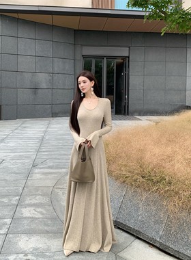 欧洲站冯薪颖 轻柔织韵 气质显瘦竖坑条V领喇叭袖修身针织长款连