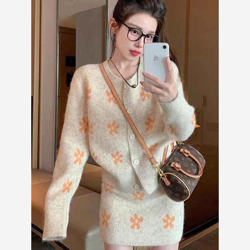 秋季新款针织小个子毛衣套装女刺绣花朵慵懒风开衫半裙气质两件套