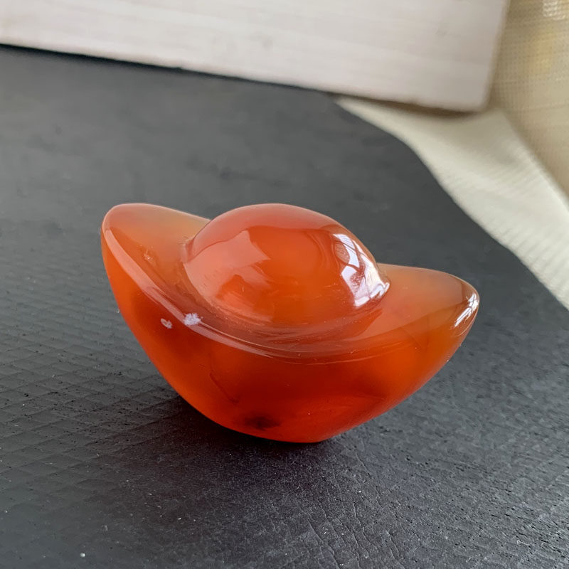 天然红玛瑙雕刻元宝把玩开业