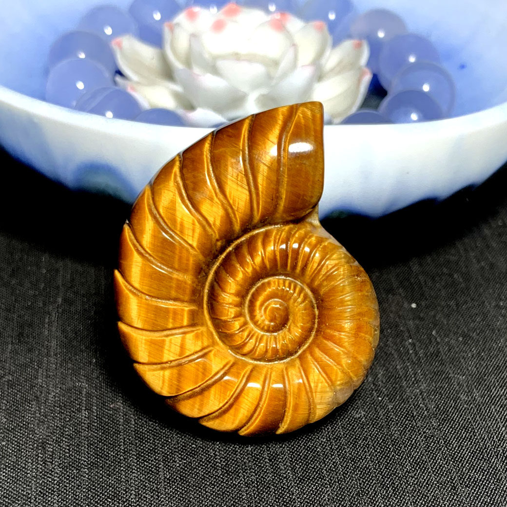 天然虎睛石雕刻螺把玩