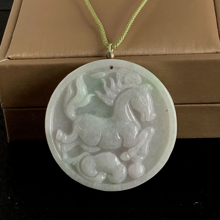 天然翡翠雕刻生肖马圆牌吊坠
