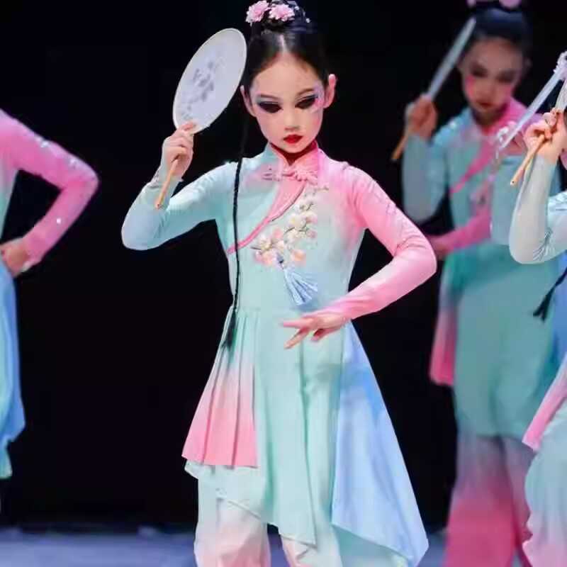 桃李杯淡妆浓抹团扇服装中国风