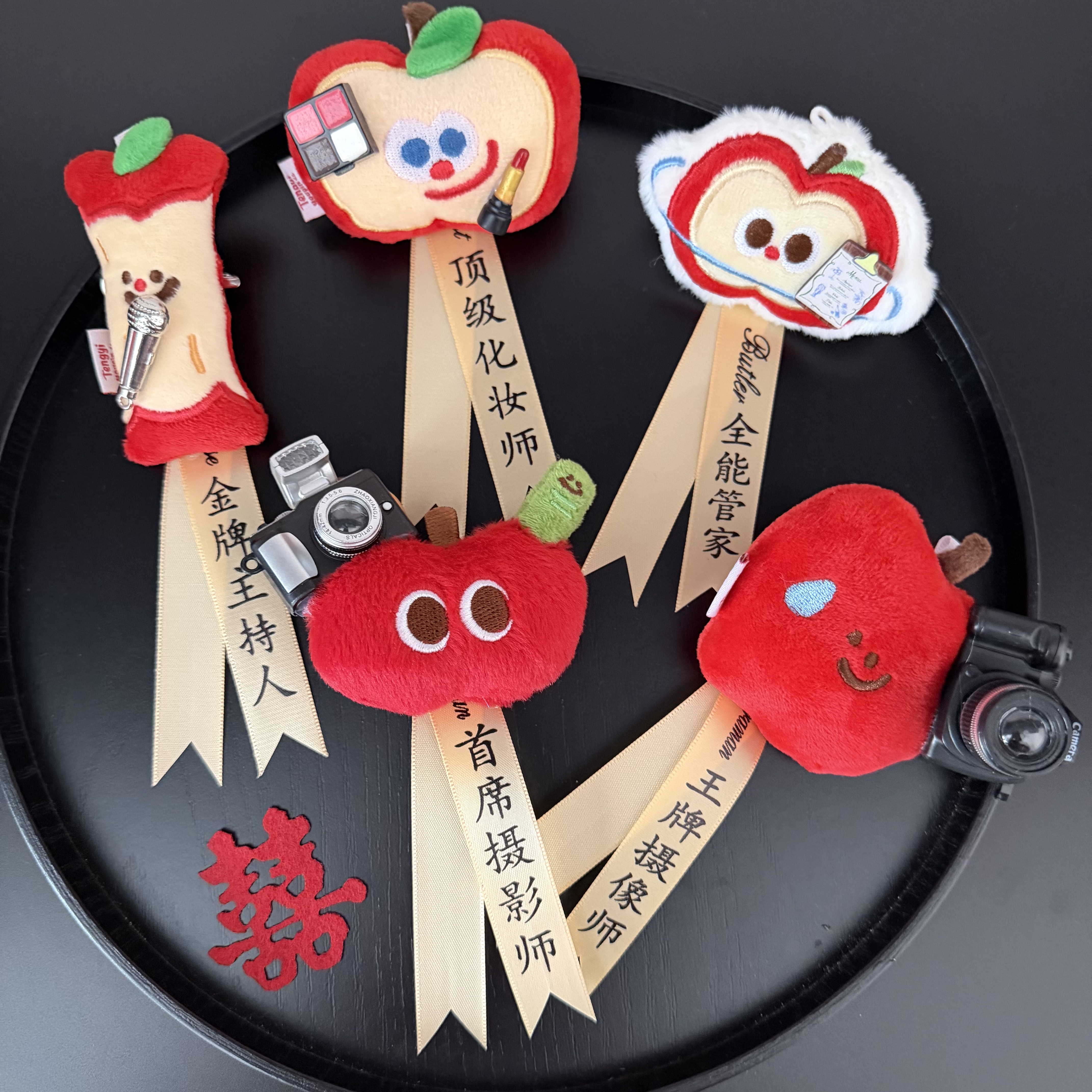 原创可爱苹果四大金刚胸花相机可发光发声摄影摄像化妆师胸针备婚