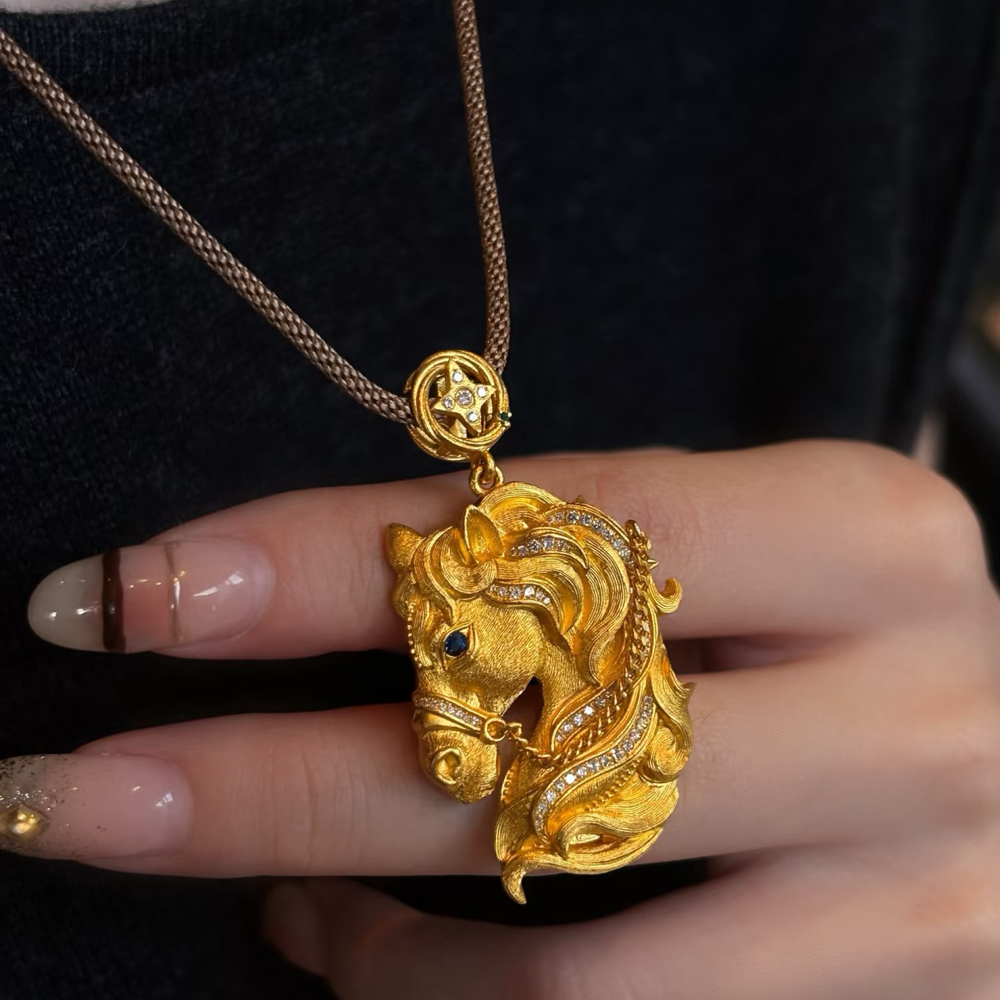 水贝足金999马到成功吊坠拉丝马牌纯金镶嵌莫桑钻吊坠项链马年