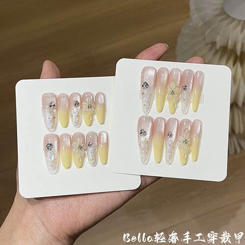 柠檬奶黄渐变猫眼雕花碎钻穿戴甲