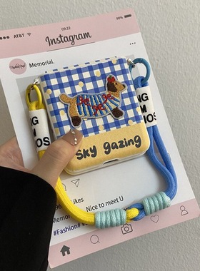 网红蓝色格纹刺绣狗适用华为Pura X折叠屏手机壳pocket2小米mixflip2三星zflip7手绳OPPO FindN3Flip荣耀vivo