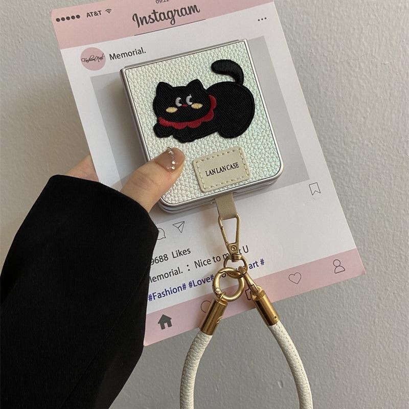 可爱刺绣猫咪适用小米mixflip手机壳华为Pocket 2折叠屏保护套oppoFindN3Flip皮质挂绳vivoXFlip三星zflip6女