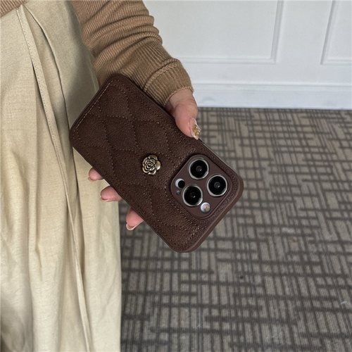 日韩ins小众棕色羽绒服山茶花适用苹果14手机壳iPhone13ProMax高级12防摔13pro硅胶11女款14个性创意15保护套