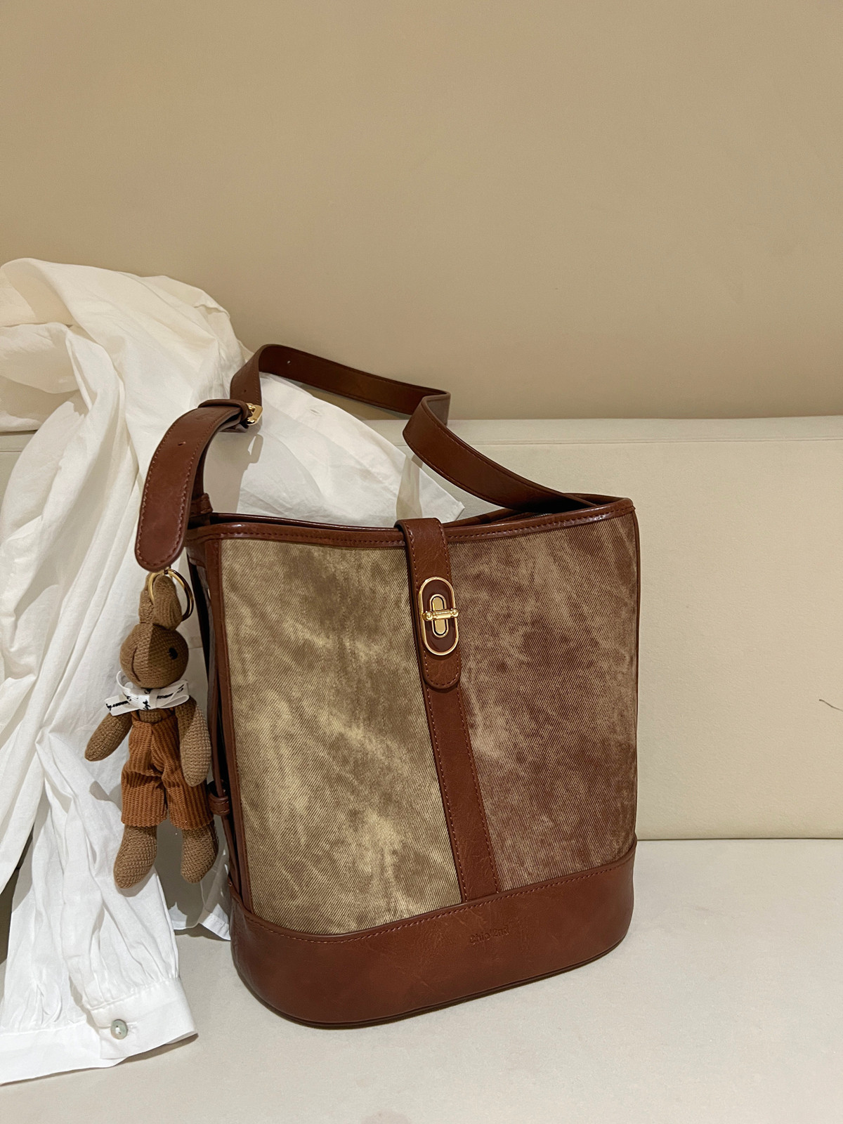 南风Chio2nd 费城旧报水桶包包女2025新款流行复古通勤单肩斜挎包,箱包皮具/热销女包/男包,水桶包,淘宝优惠券,粉丝福利购,淘宝优惠卷