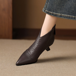 法式 加绒复古棉靴子 猫跟尖头小短靴女头层牛皮中跟V口配旗袍单鞋