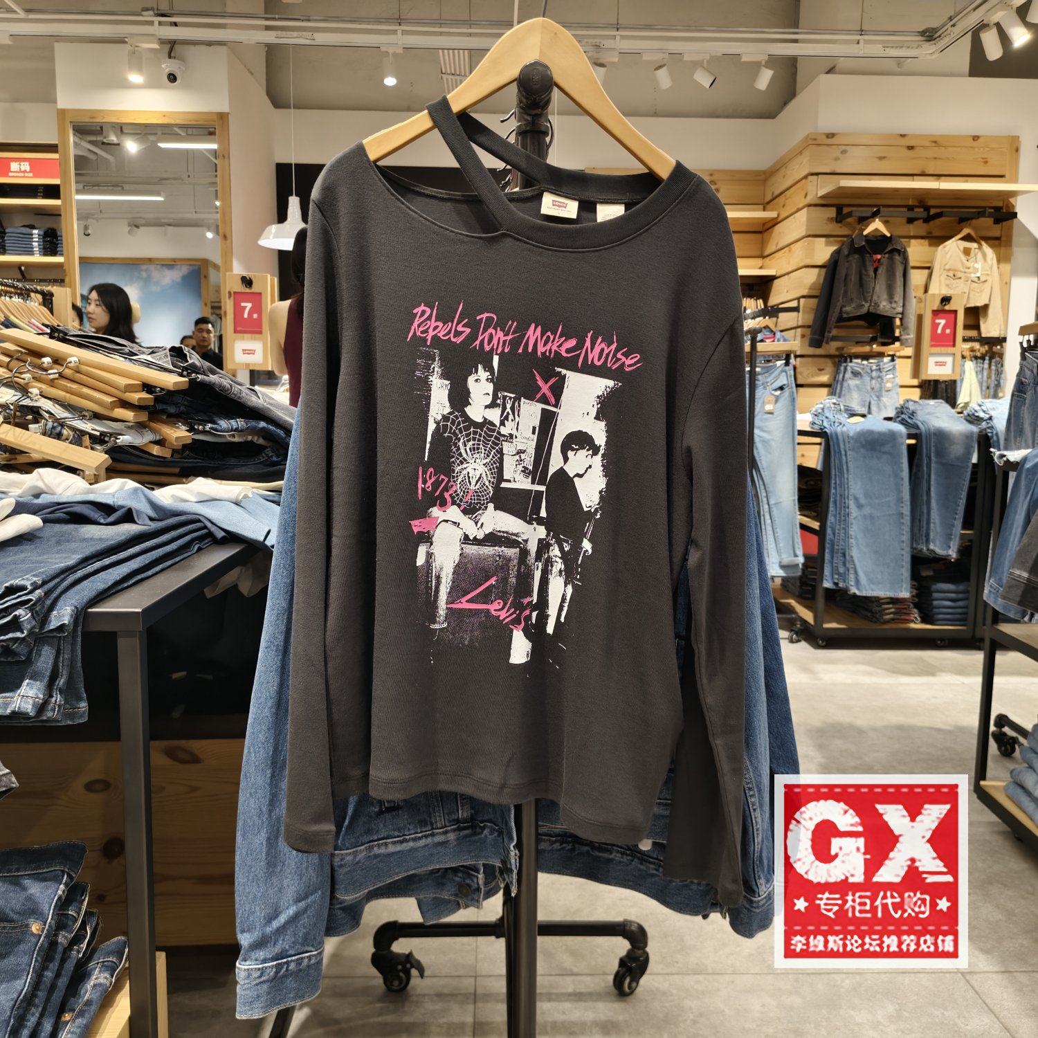 正品Levis李维斯2025年白色纯棉露肩款印花女士长袖T恤002YM-0000,女装/女士精品,T恤,淘宝优惠券,粉丝福利购,淘宝优惠卷