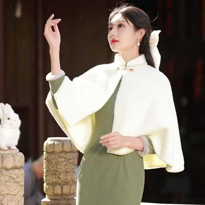 白色披肩年轻款秋冬中式订珠配裙子旗袍复古敬酒服外搭斗篷外套女