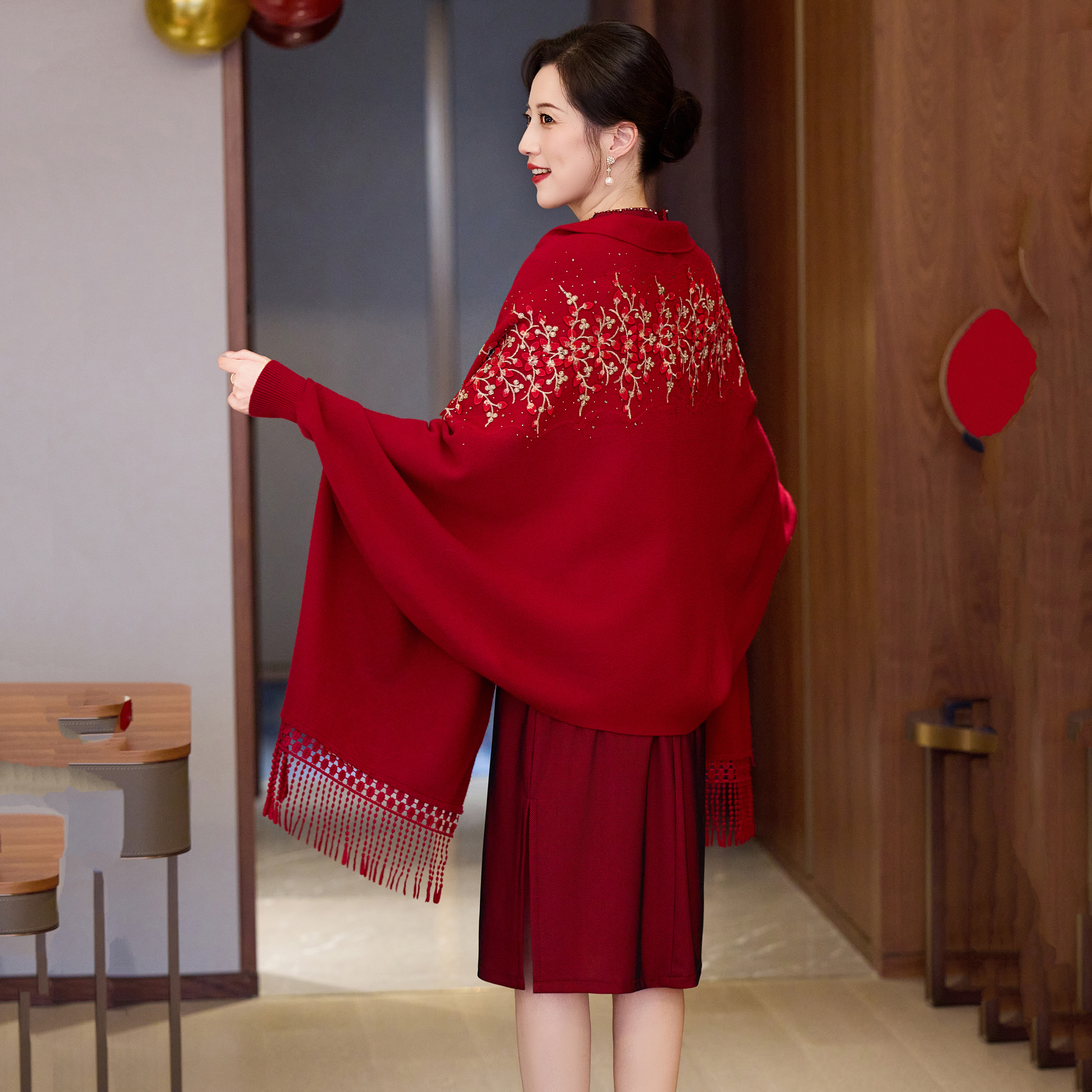 披肩女秋冬妈妈婚宴外搭配旗袍礼服刺绣羊绒加厚红色高端披风斗篷