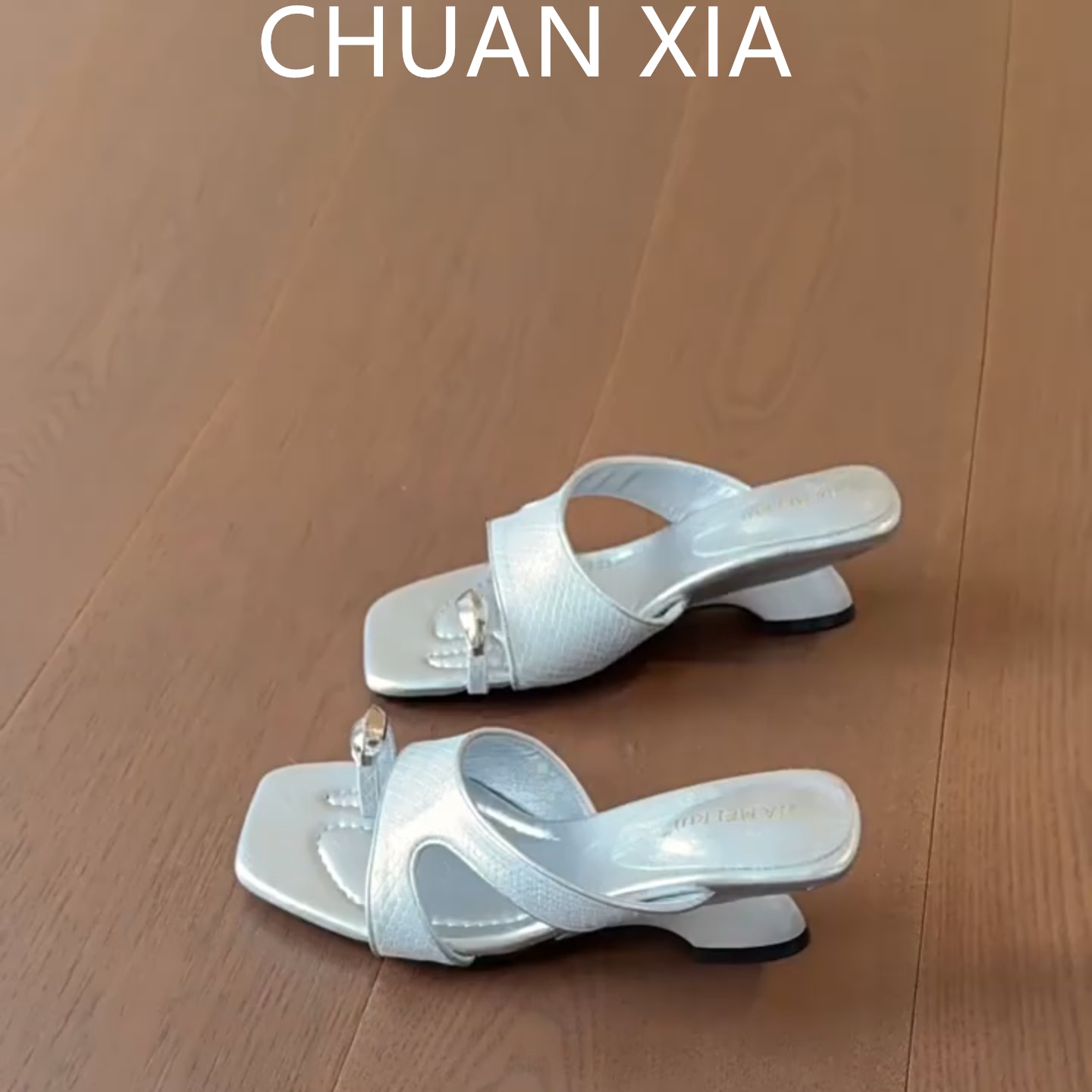 羊皮版！时尚金属套趾楔