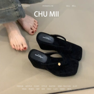 羊皮版~厚底增高黑色凉拖鞋女绒面坡跟夹趾人字拖休闲海边沙滩鞋