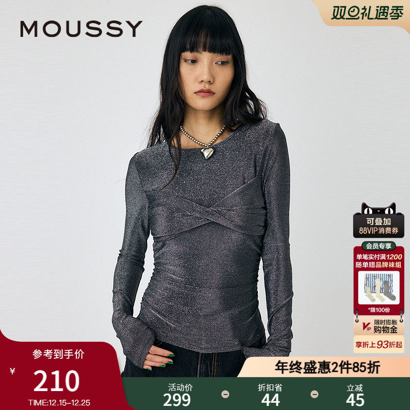 采用细闪面料增添了服装的高级感