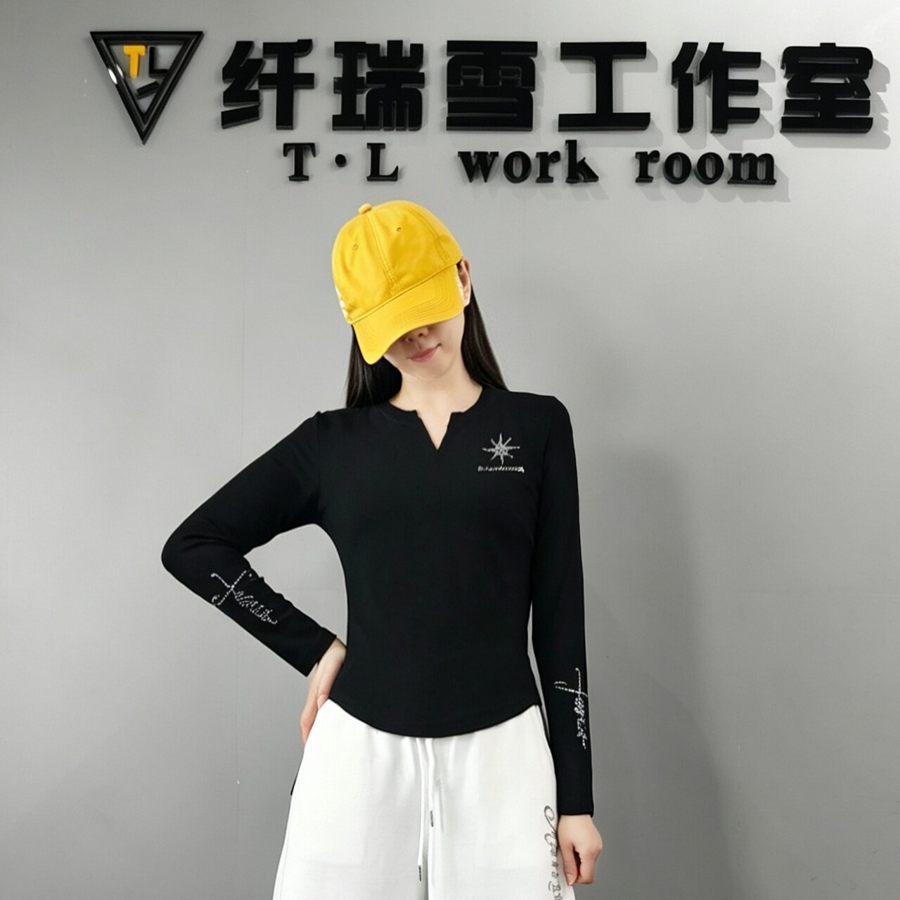 633纤瑞雪秋季新款长袖T恤广场曳步舞蹈修身烫钻休闲百搭V领上衣
