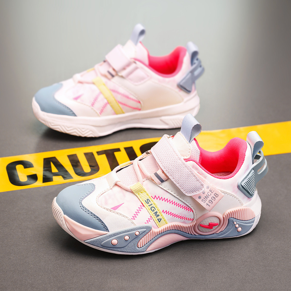 粉色女童春季2026新款休闲软底超轻防滑跑步鞋魔术贴运动老爹童鞋