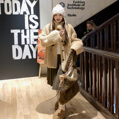 复古立领浅咖色皮毛一体外套