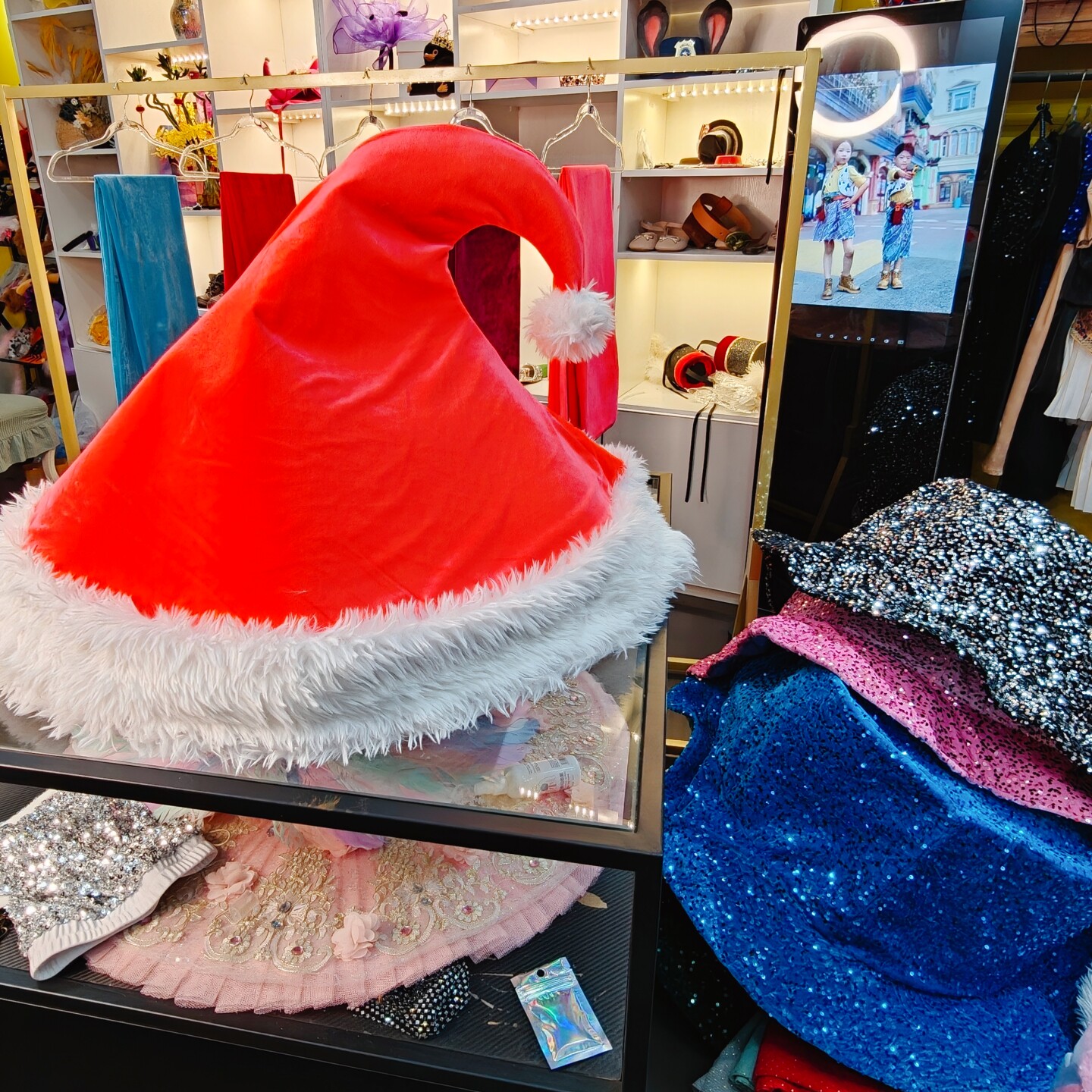 定制户外大型装饰品商场摆件服装展品装饰品红色毛绒圣诞帽打卡