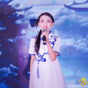 定制2026年新款儿童国风礼服女童中国风青花瓷旗袍演出服口才表演