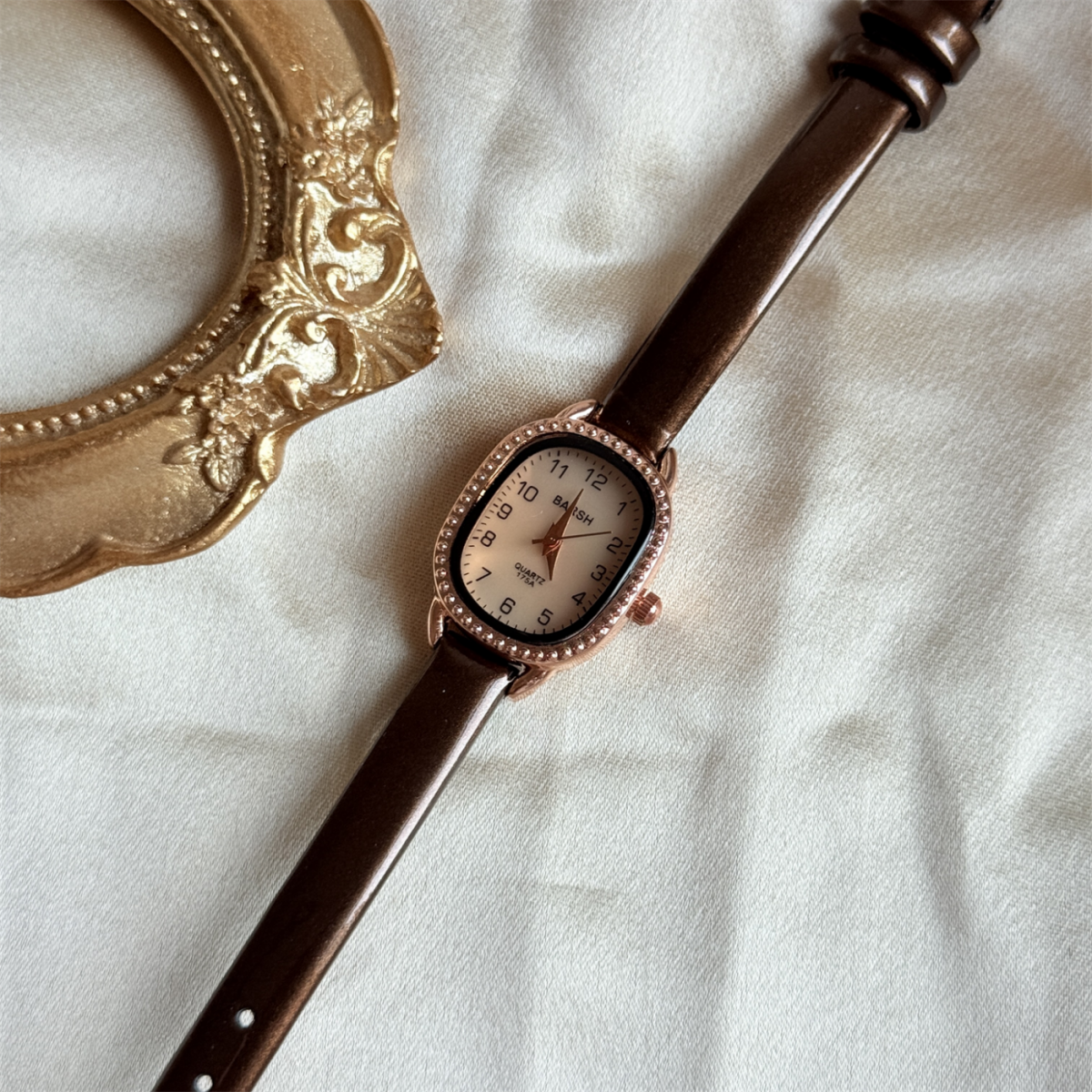 新款高颜值复古风椭圆形手表女