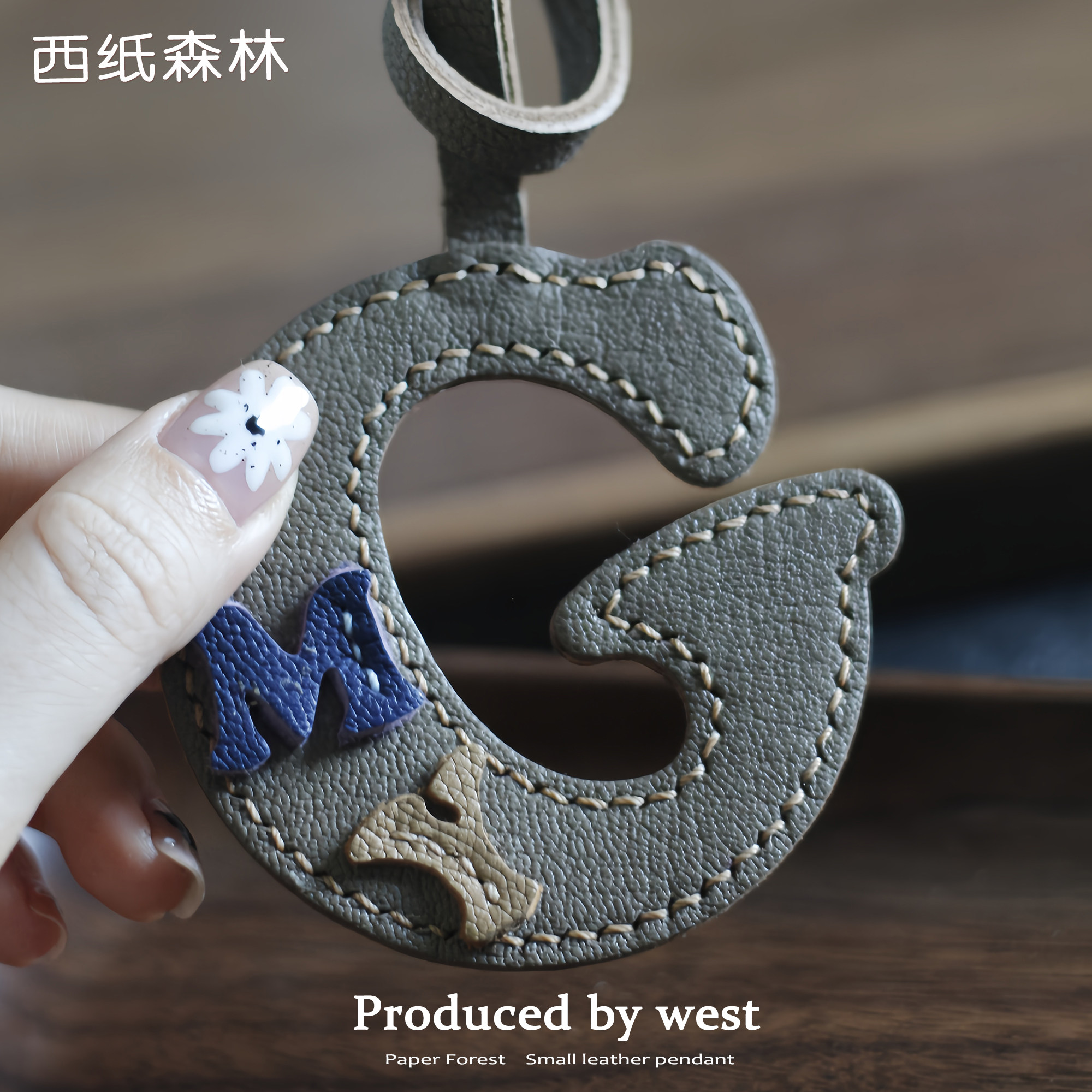 diy定制名字首写字母包包挂件手工真皮质书包姓名牌钥匙扣配饰品图片