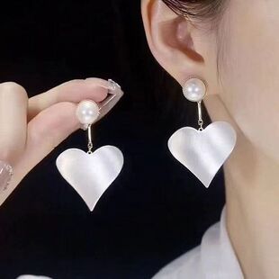 2025年新款耳坠气质显瘦爱心耳钉珍珠耳环轻奢心形耳饰女白色百搭