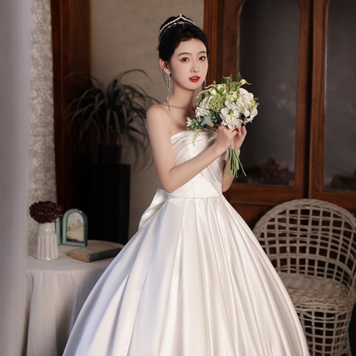 海棠记抹胸缎面轻婚纱2025款新娘法式主纱质感绸缎孕妇齐地显瘦女