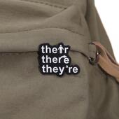 THEYARE 可爱卡通字母造型胸针创意趣味THEIR THERE 配饰金属徽章