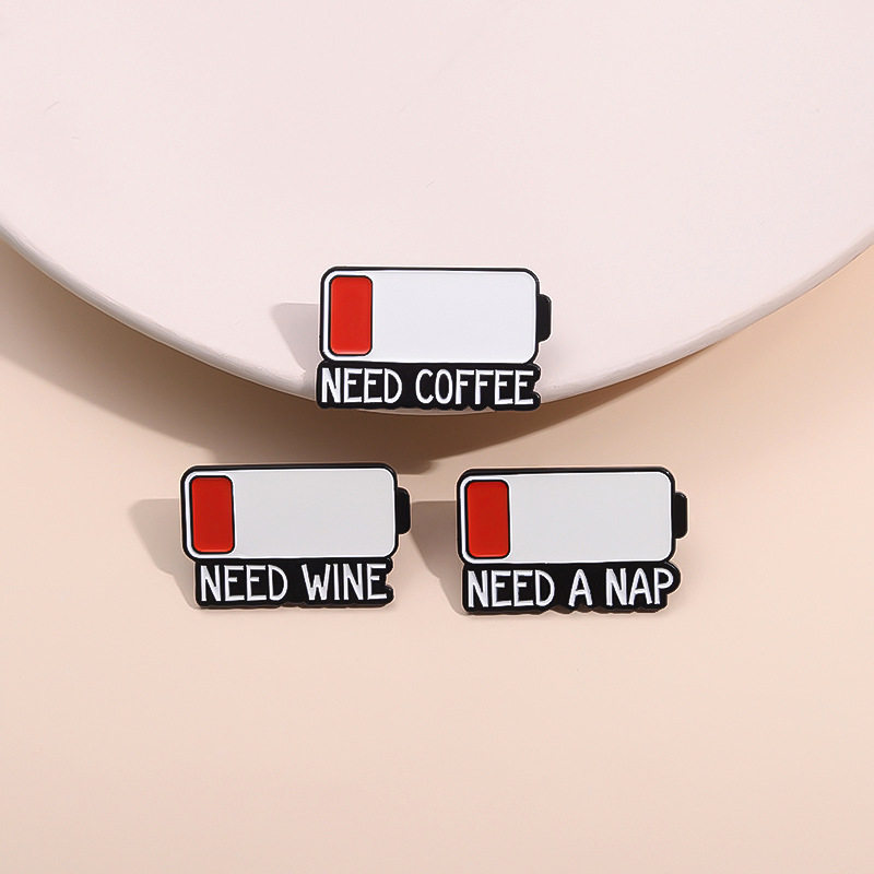 创意英文"NEED A NAP""NEED COFFEE/WINE"字母电池造型小众风胸章