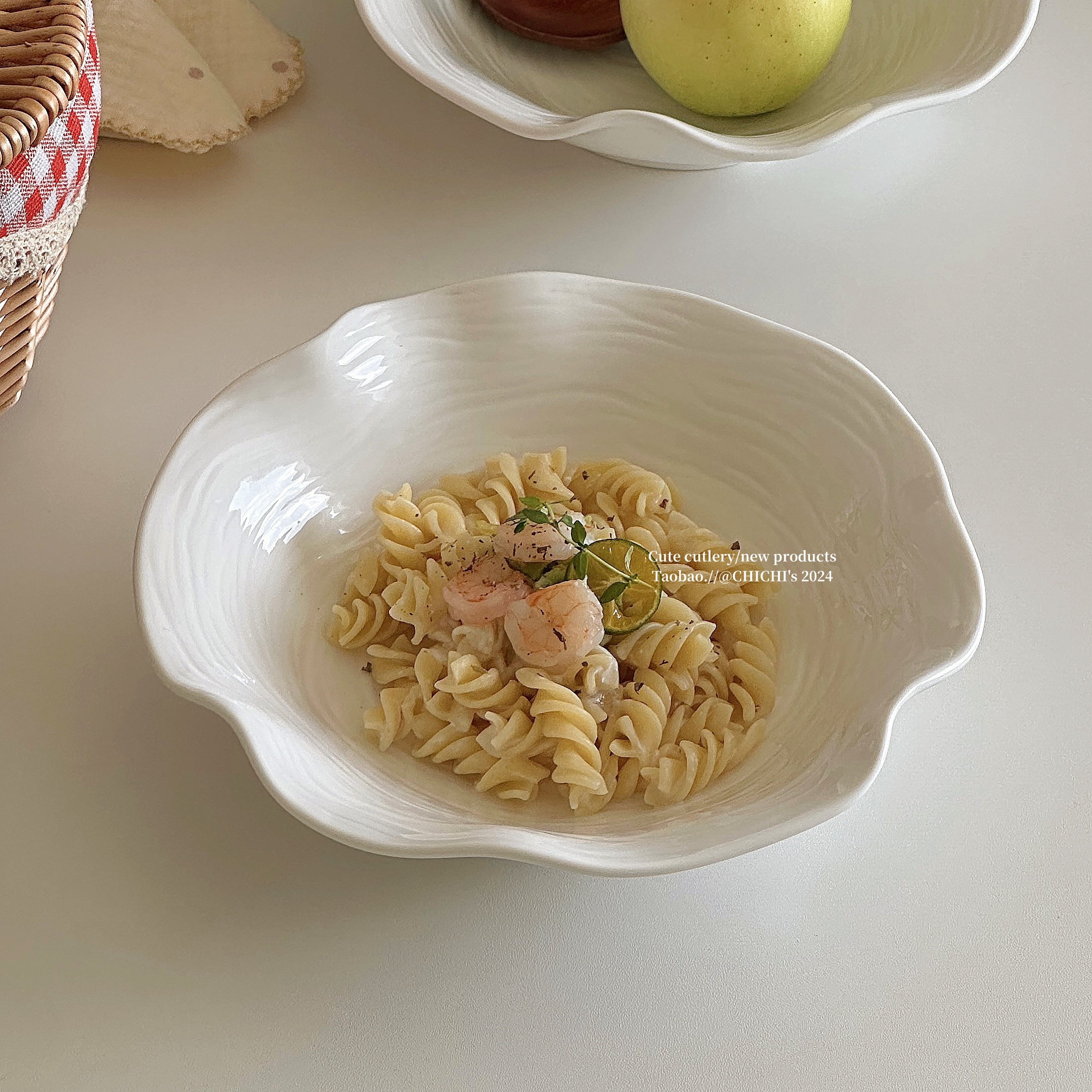 简约白色立体浮雕大荷叶盘