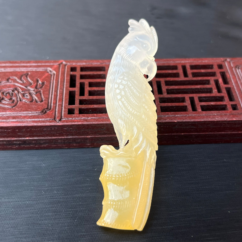 云南纯天然黄龙玉鹦鹉纯手工雕刻料子冰透巧色巧雕寓意好配证书