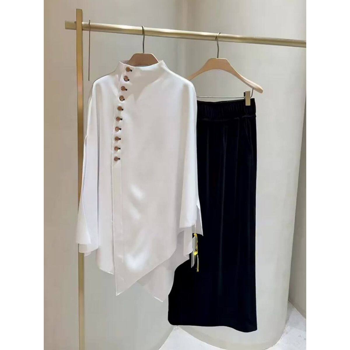 白色气质复古宽松个性纽扣上衣秋季高级感慵懒超好看减龄长袖上衣