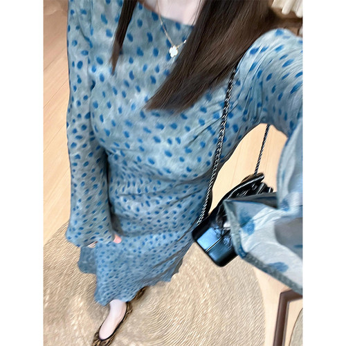 2025开春法式高级感度假风长裙小香风修身蓝色波点喇叭袖连衣裙女
