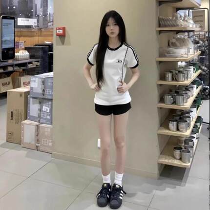 夏季掐腰修身显瘦女学生小众休闲三条杠短袖T恤+软糯糯短裤套装潮