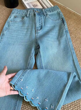 通勤风蓝色修身微喇牛仔裤女春款胖mm设计感花朵刺绣显瘦喇叭裤子