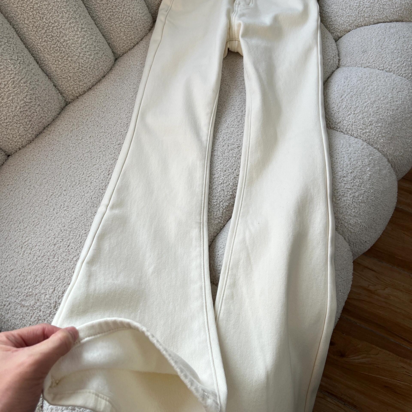 米白色加绒保暖微喇叭牛仔裤女秋冬新款高腰弹力显瘦小个子马蹄裤